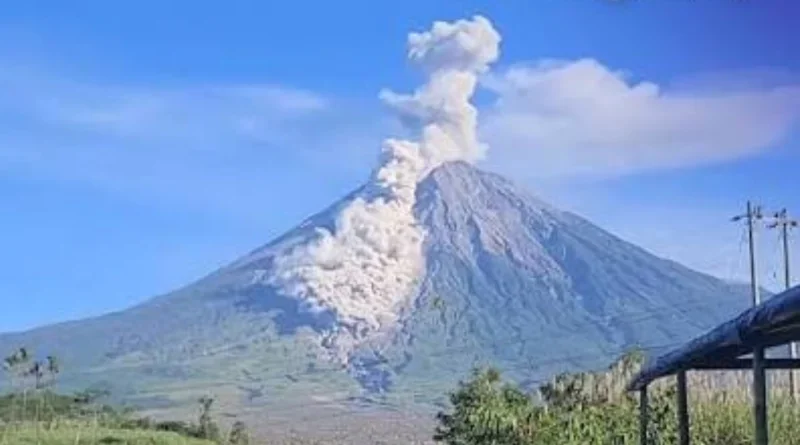 Hari Ini Gunung Semeru Erupsi Tujuh Kali dalam Enam Jam